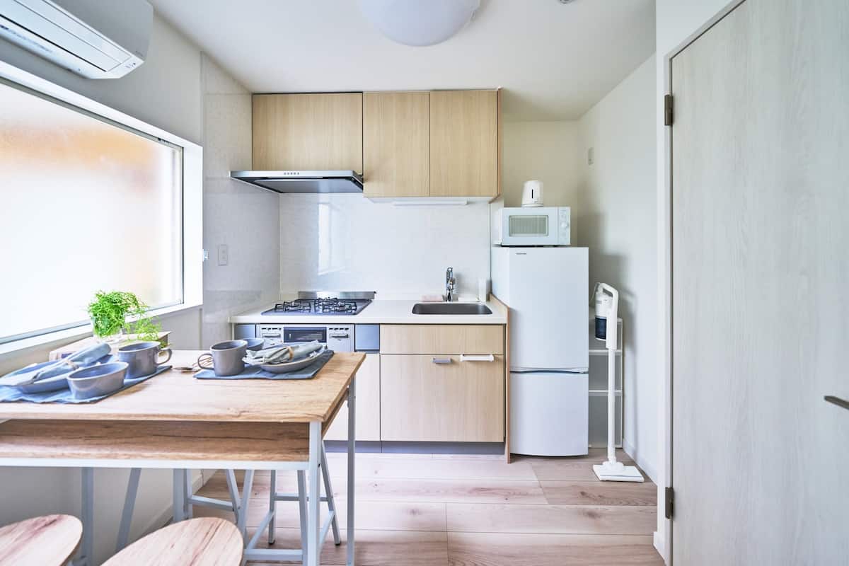 Full kitchen with gas stove and fridge